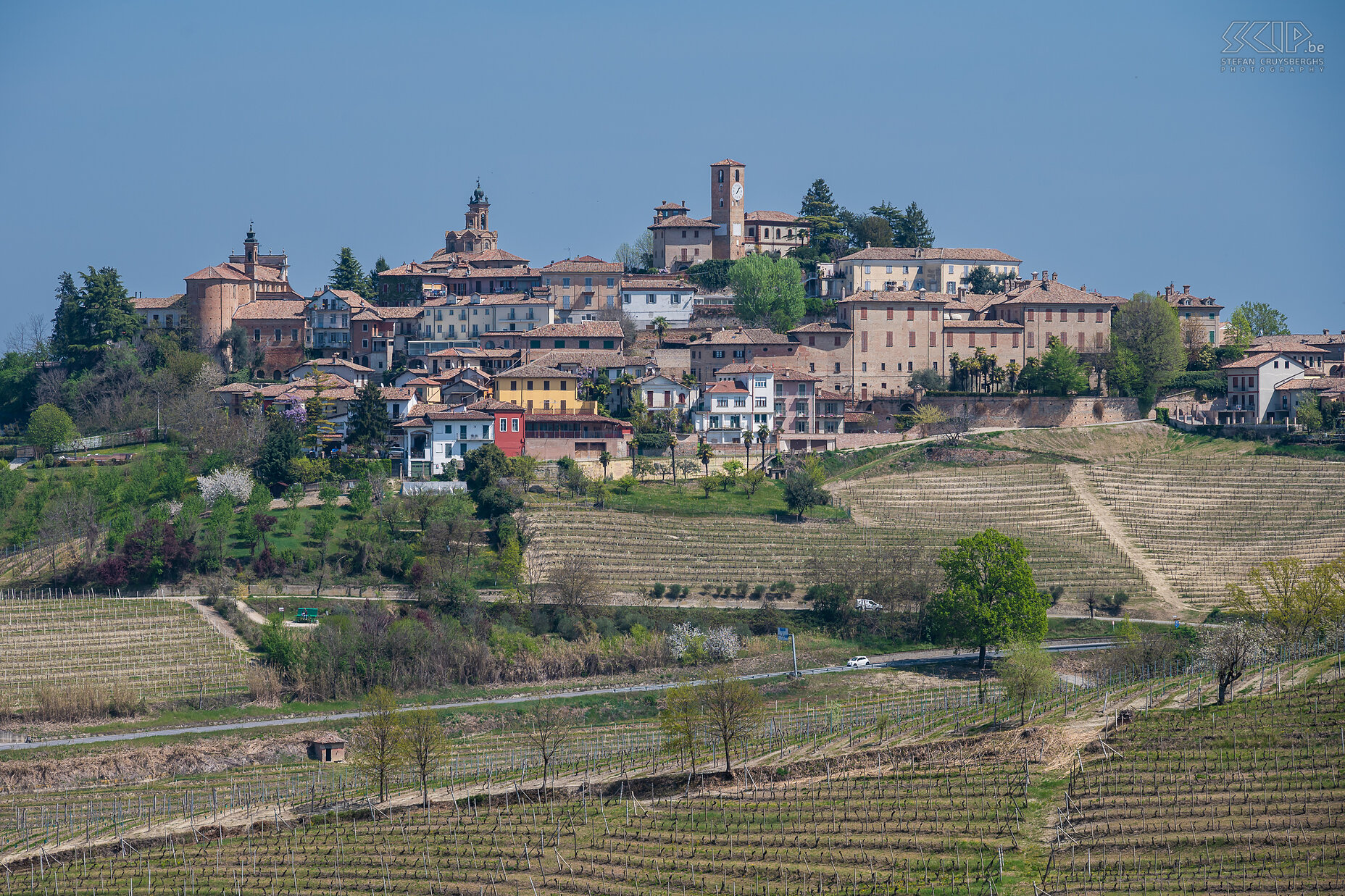 Neive Neive is een prachtig historisch dorp boven op een heuvel. Niets voor niets is het één van de 200 mooiste dorpen van Italië. Daarom staat het op de lijst van Borghi più belli d’Italia Stefan Cruysberghs